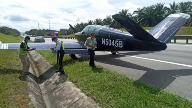 惊险一幕！新加坡飞机紧急迫降马国的高速公路