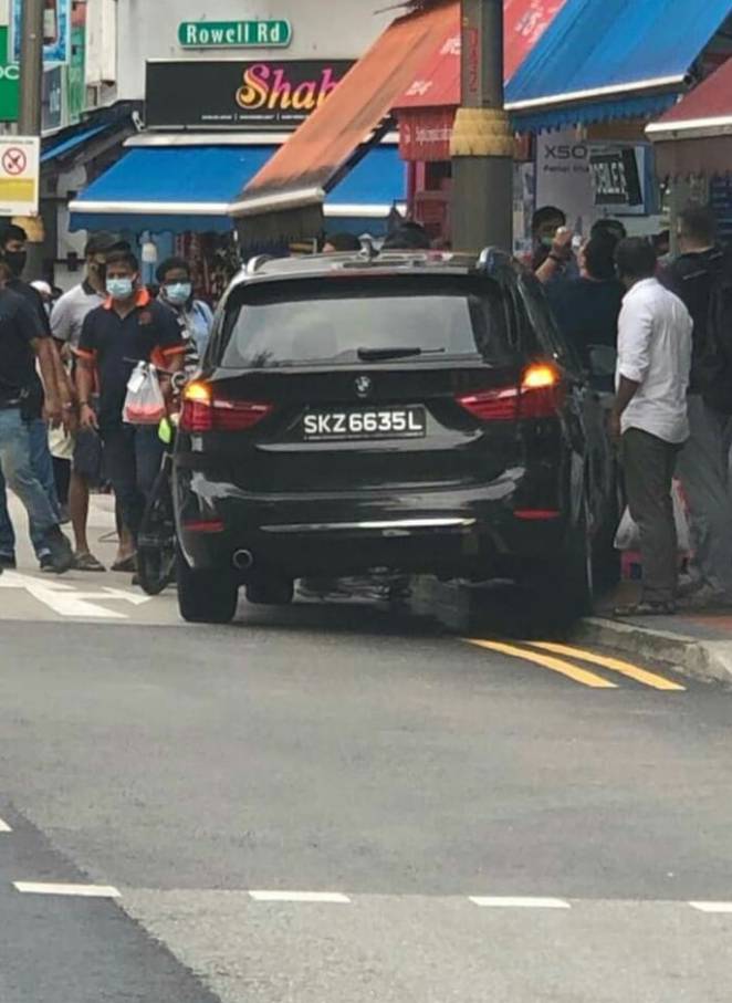 汽車沖進實龍崗路人行道導致兩人受傷,司機涉嫌酒駕被捕