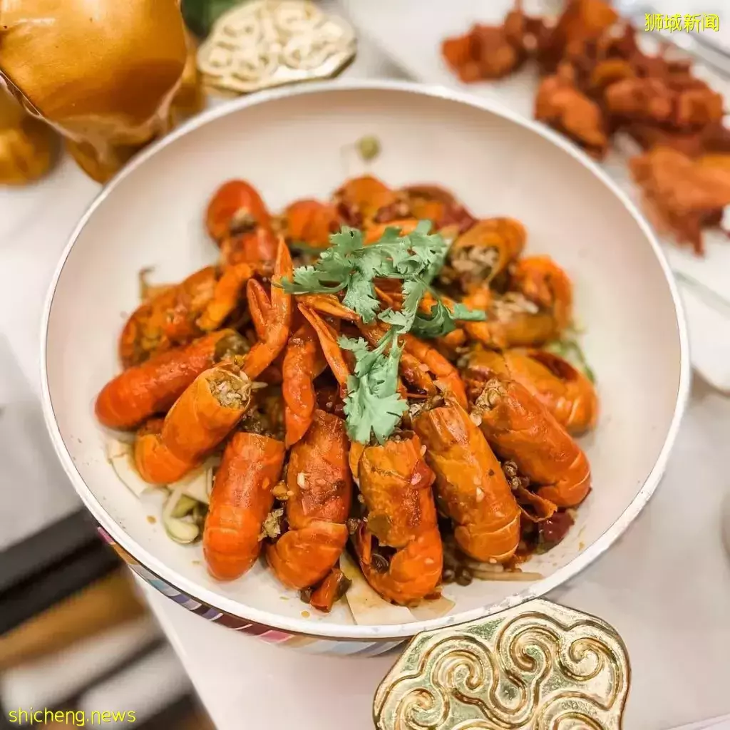 一邊K歌一邊涮火鍋，純正潮汕火鍋來了！5月份到店用餐即可享有：免費湯底+小龍蝦🤩 私人包廂備有K歌設施