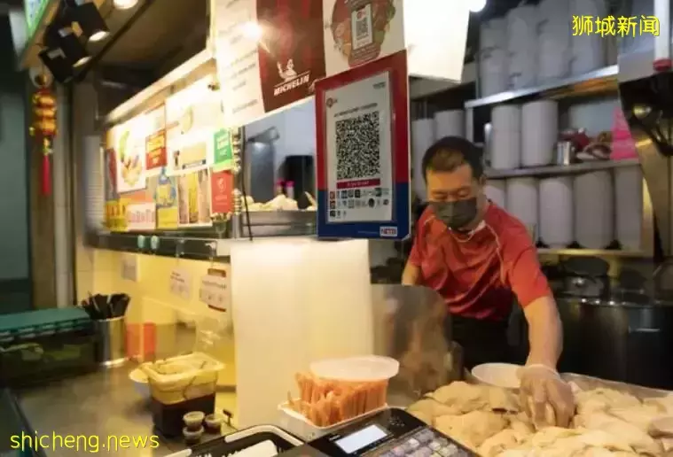 新加坡第一天允许全员回公司上班,商业区小贩中心人潮增多