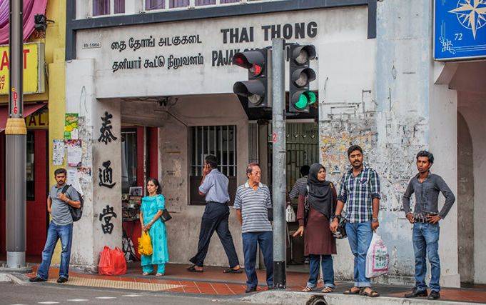 震驚!美國華裔官員被逼當場脫衣,回應歧視和汙蔑!新加坡也有“隱性歧視”嗎