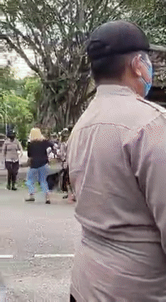 實拍！房屋被毀、老婦被強硬拖走，巴淡島住戶向新加坡求助