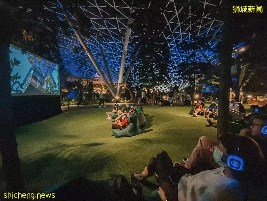 樟宜机场下雪了！6月假期，在空中花园看露天电影，和BTS亲密互动