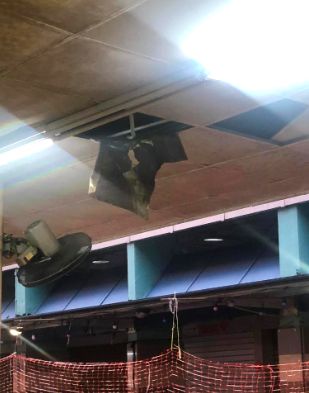 马西岭巷咖啡店天花板塌下 险砸中食客