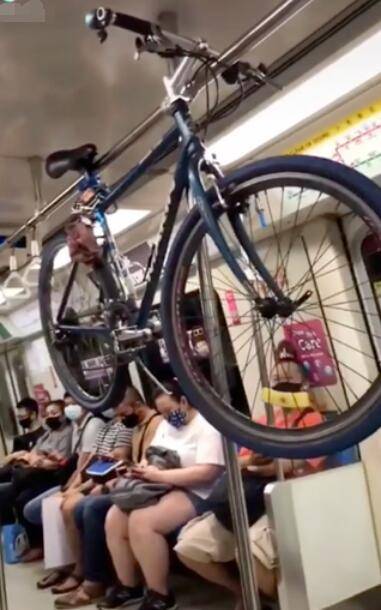 新加坡地铁挂车奇葩男已被警方调查,原来嚣张真的犯法呀