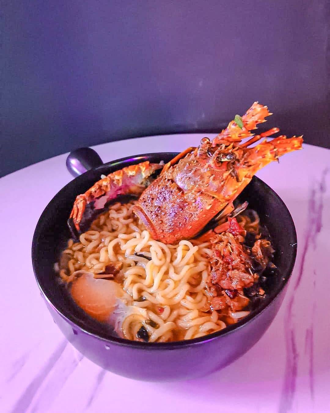 “LOK不LOK Bistro”碌碌每支$1🍢秘制蘸醬+海鮮拉面+霓虹燈打卡牆，長胖也要吃🥰