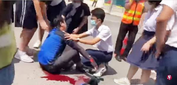 摩哆与巴士相撞 送餐员头撞破车窗 