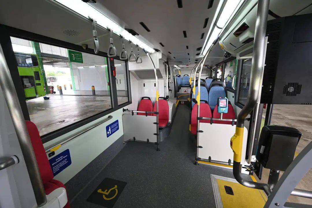 新加坡双层巴士出新款！两个楼梯三个门！100辆今年内上路