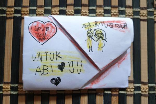 收到妻子新山寄来包裹 内藏女儿手绘全家福 越堤爸爸哭了