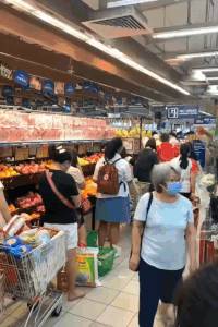 全岛炸锅！新加坡再掀起抢购狂潮，政府紧急发声：货源充足，理性购买