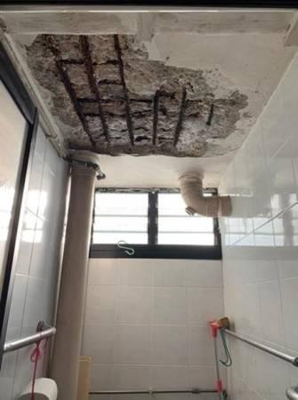 厕所水泥天花板脱落 外出回家 马桶完了