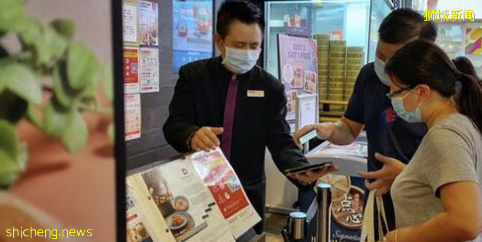 爲了堂食方便,他竟把疫苗接種證明印在衣服上