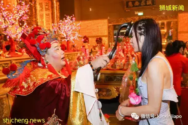 原来财神爷没虎不行!恭祝大家虎年行大运,财源滚滚来