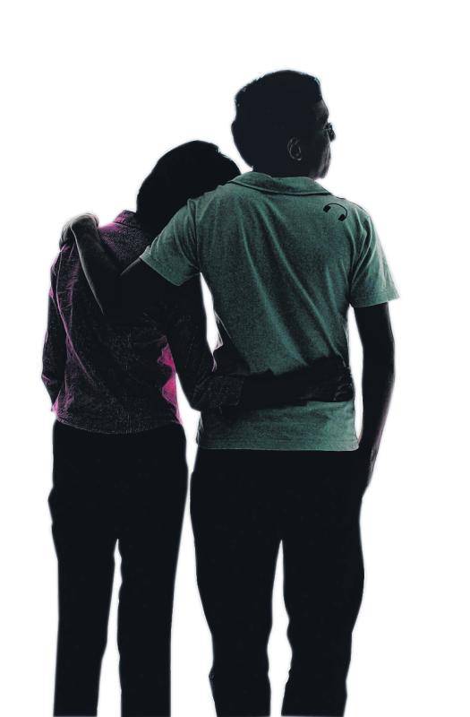 恐 怖小三败给正宫 美工刀划伤已婚男