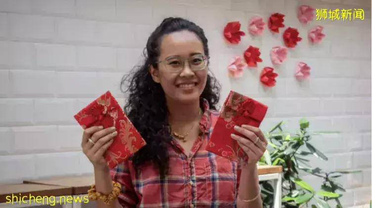 环保过新年 年轻国人买二手衣用布制红包封