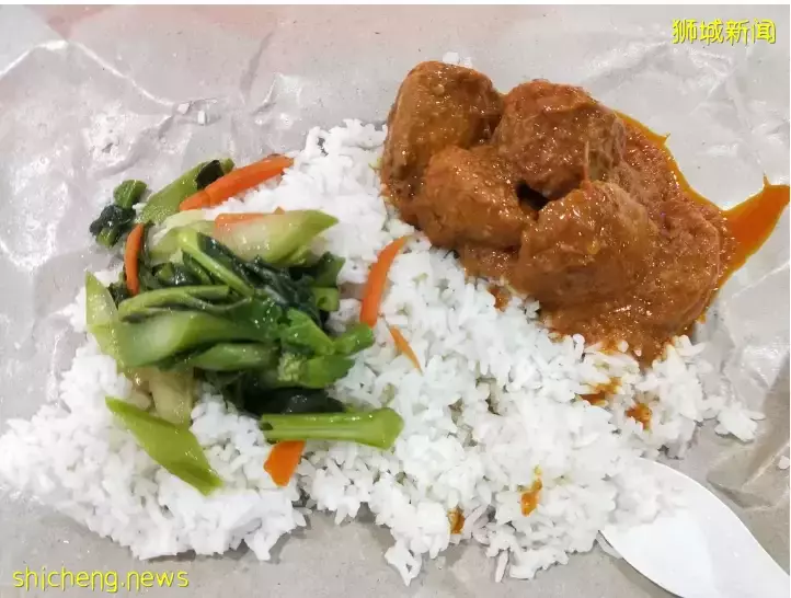 “在新加坡买了一菜一肉杂菜饭,花掉我15块钱!”