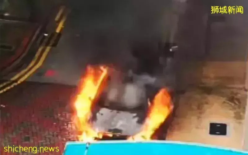 车停垃圾槽狂烧成废铁