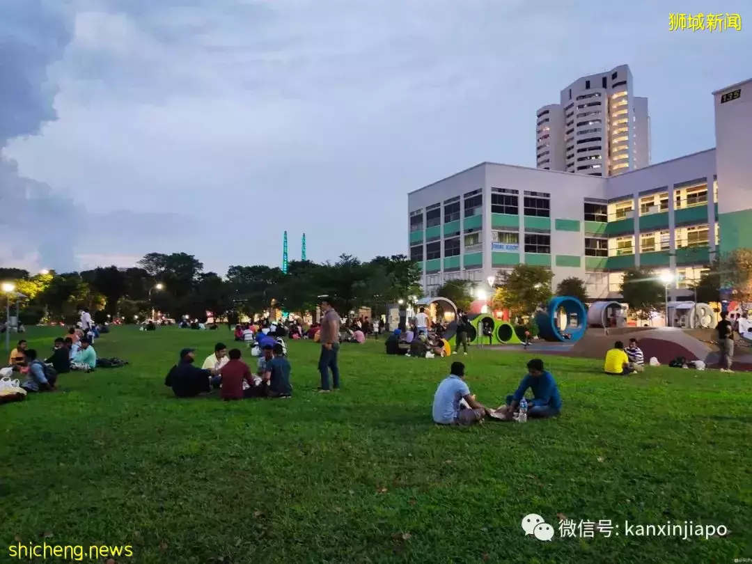 夜幕下的裕廊东,不同国家不同文化的人们在此共憩