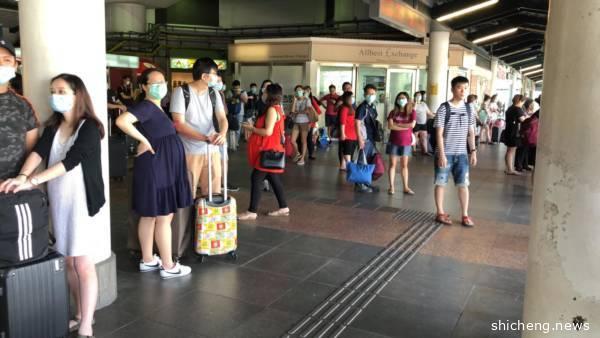 【柔佛人头条】驻新最高专员署安排2巴士 载孕妇长者小孩回国