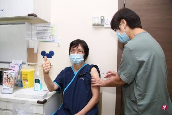 ◤肺炎疫情◢保护孕妇婴儿 狮城7旬女护士 接种冠病疫苗 