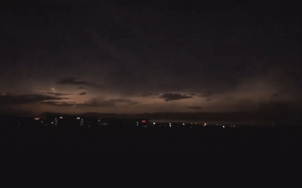 世界末日既视感，磅礴大雨似海啸来袭！新加坡昨4小时降了半个月的雨量