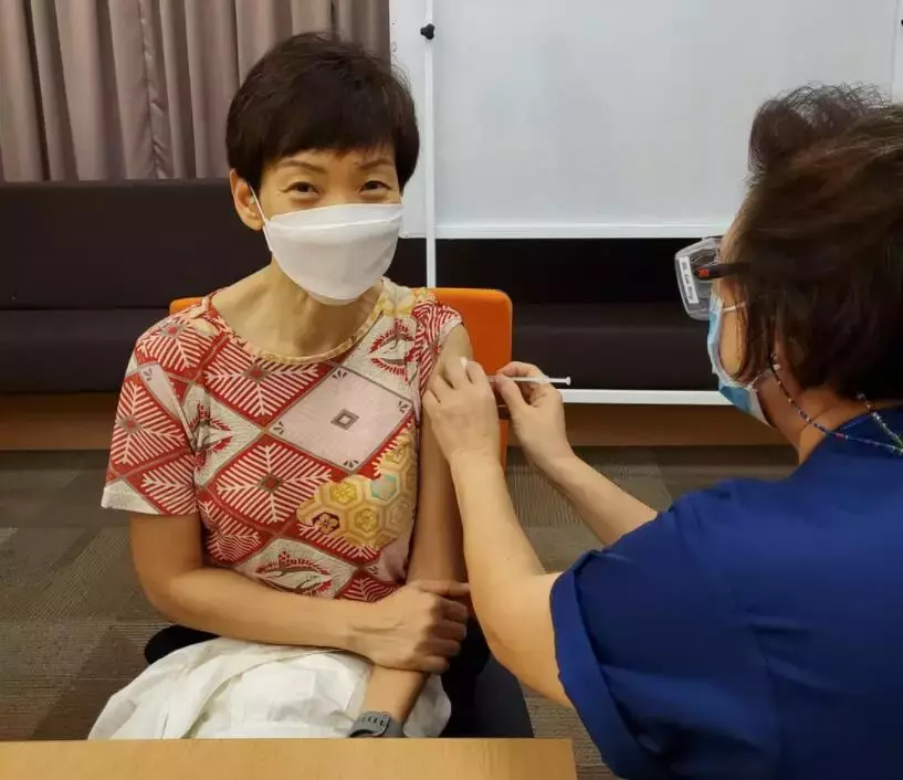 爆贊！新加坡老護士爲“抗疫”重出江湖，爲多位政要施打疫苗