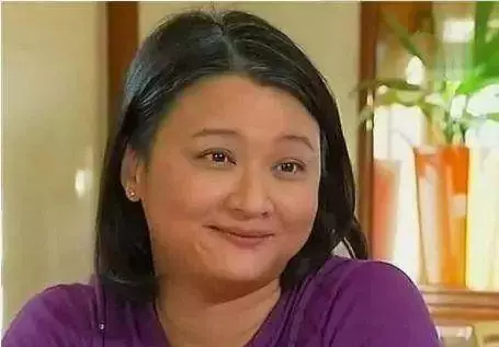 24岁成名曾被称新加坡阿姐,夫妻恩爱27年无绯闻,今53岁胖成球