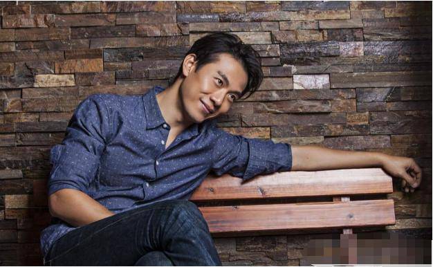 在新加坡走红成影帝的他,宁可回国跑龙套,也坚持不改国籍