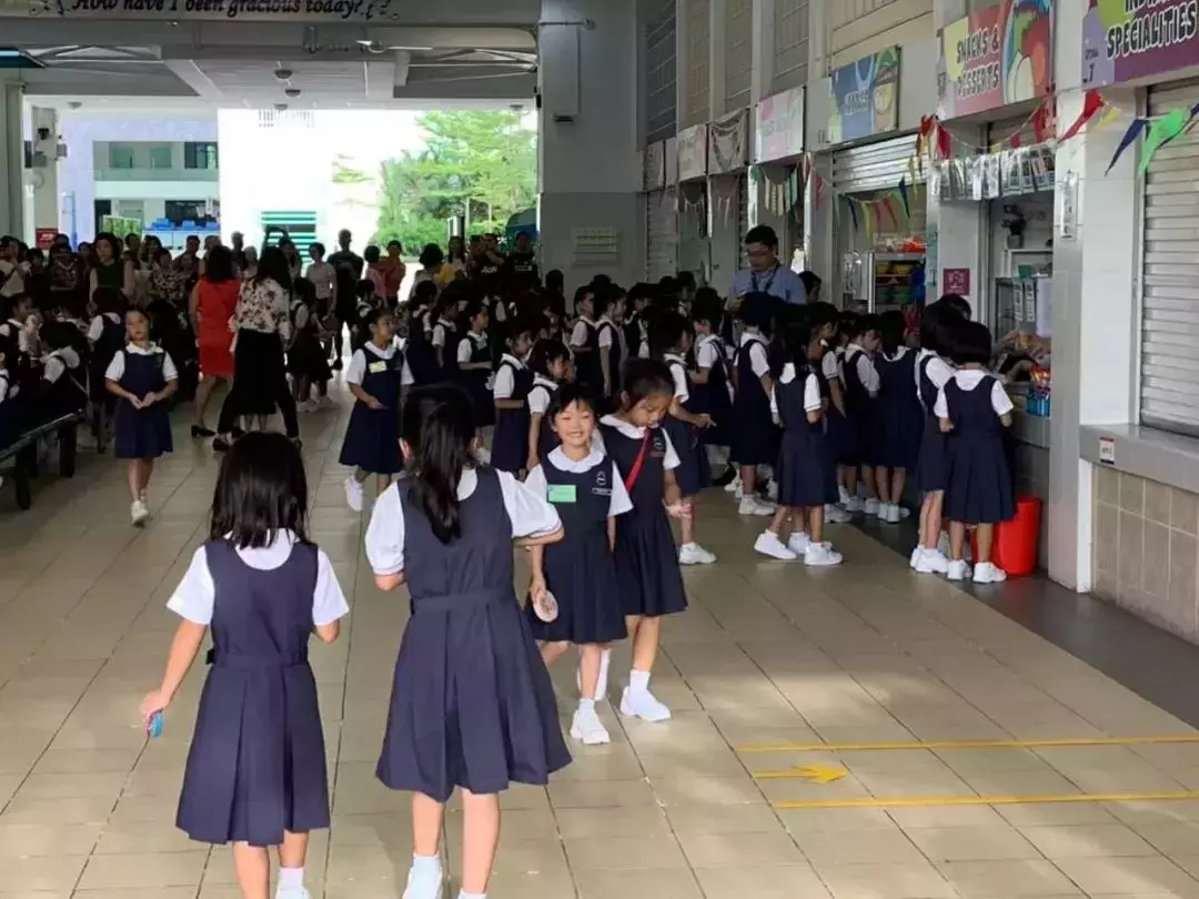 刷屏！新加坡一年一度開學大戲上演！好多家長和孩子淩晨4點就醒了