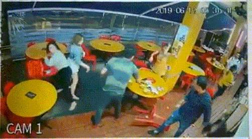 老妹儿怎么还为抢男友争风吃醋？为此两女子在新加坡上演全武行