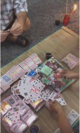 心贼大！新加坡四男子上演人鬼殊途，拿冥钞打牌装大拿