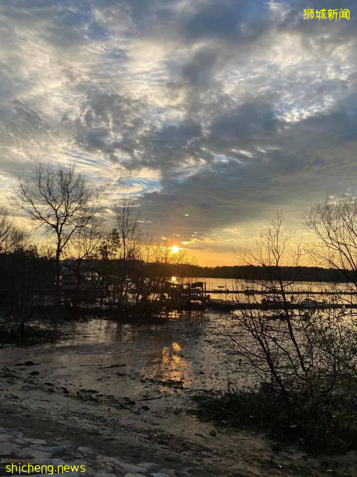 实拍新加坡奇异天象!黑云压境,闪电从天劈下