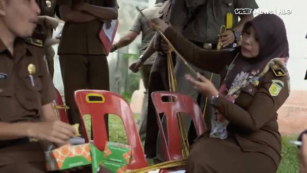 实拍!印尼19岁男子被当街鞭刑146下!打得比新加坡还狠