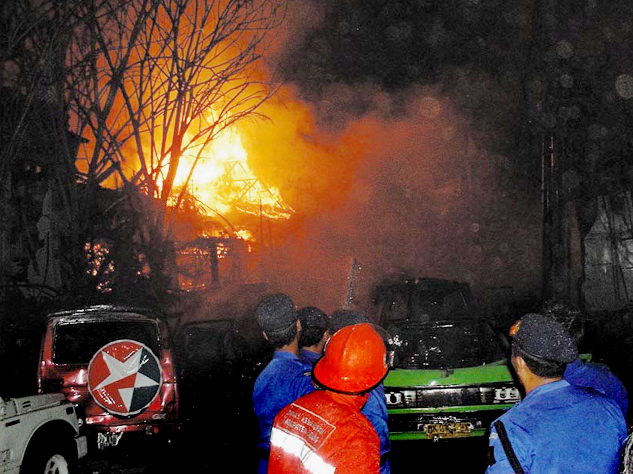 RESCUE WORKERS AT SITE OF BOMB ATTACK ON BALI NIGHTCLUB