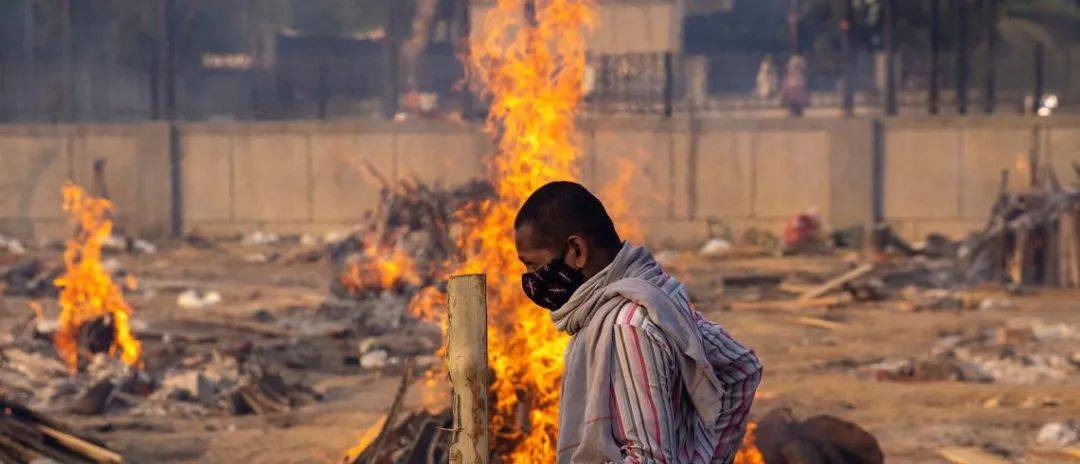 印度全面告急！日增34萬例，屍橫遍野、火葬場爆滿！還有人設法逃往新加坡