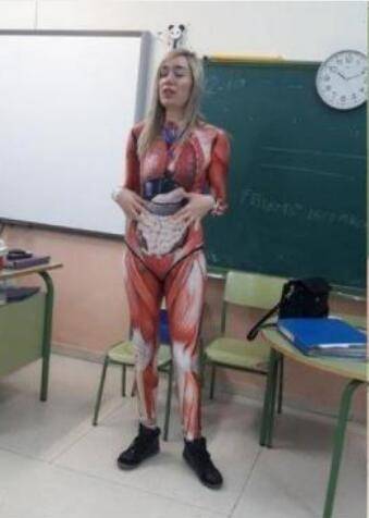 女生物老师上课“脱衣”讲人体结构，如此魔性老师新加坡来一沓