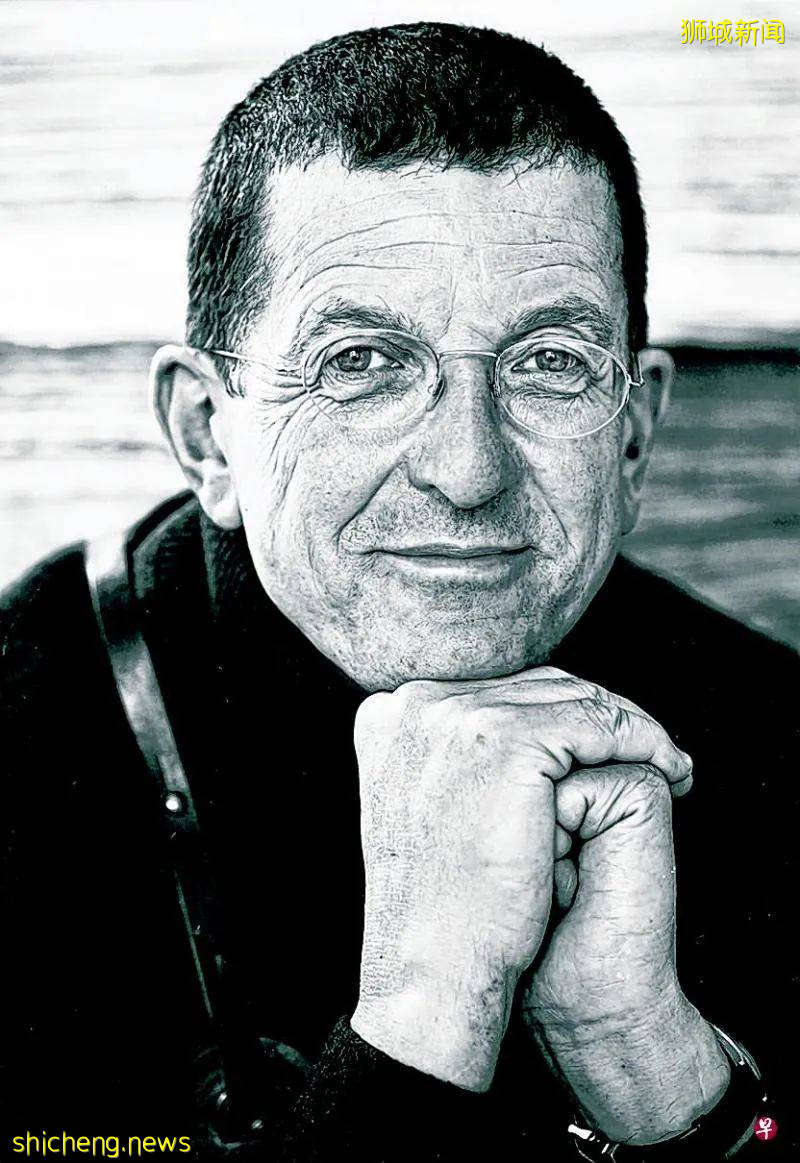 新加坡国家美术馆里这个焦黑躺平趴在地上的“躯体”,跟物理学和针灸穴位有啥关系