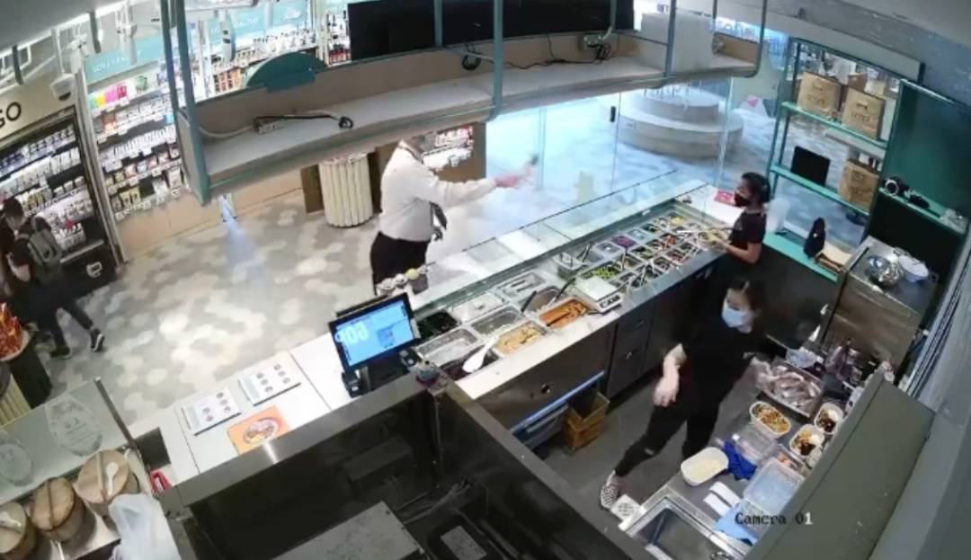 新加坡教育部門口驚現一批學生舉牌示威!學校裏到底發生什麽事