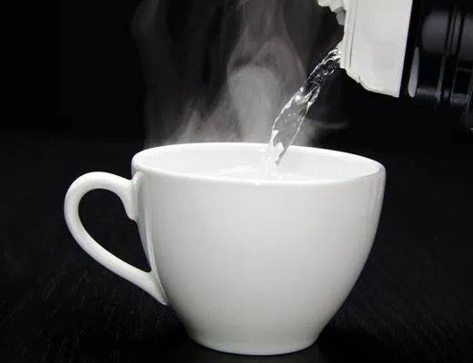 最毒婦人心?新加坡女人因爲吃醋,一杯熱水潑到了男友那裏