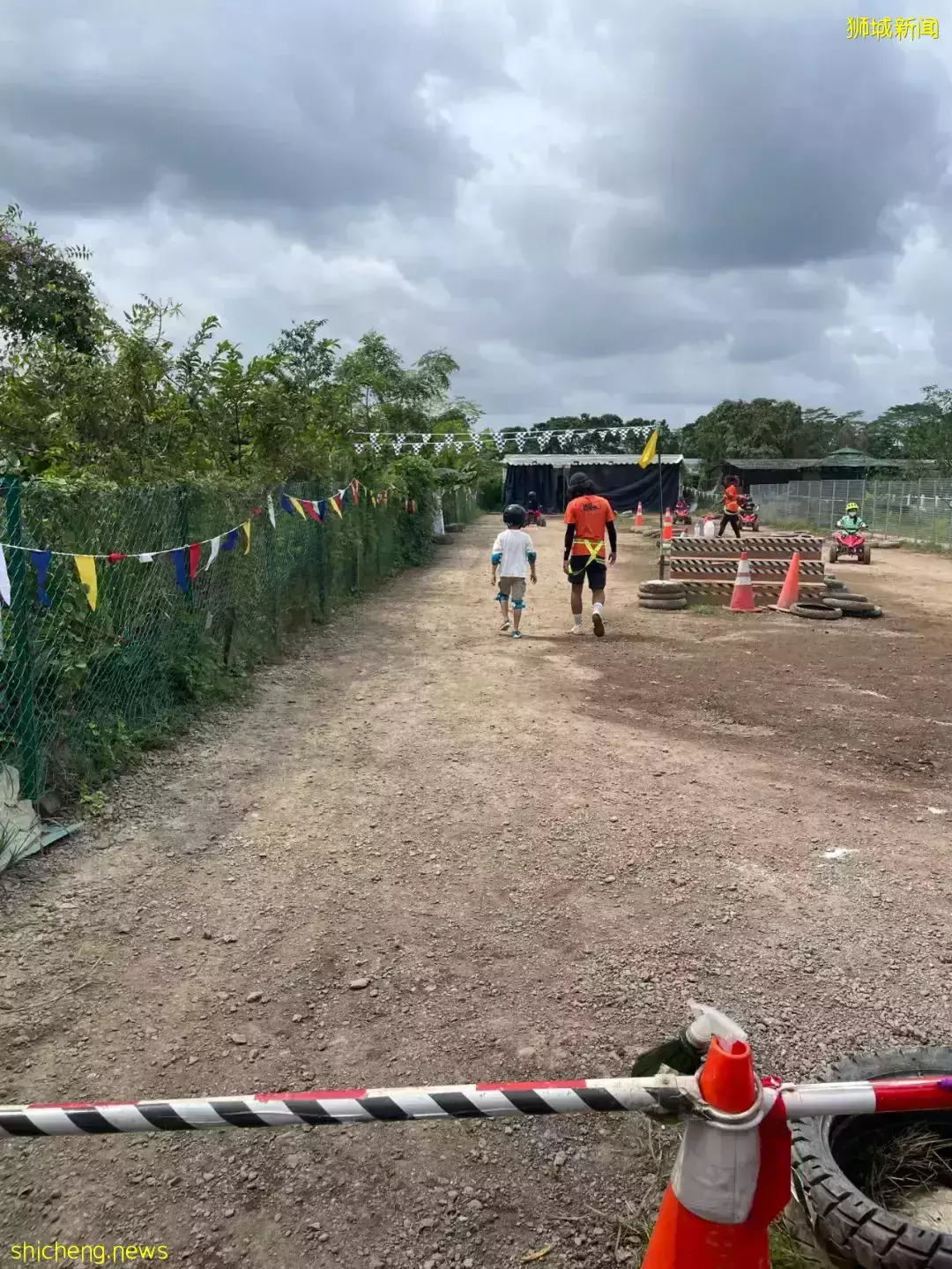 下水抓蛙、摘菜摸鱼、开土摩托……我带娃体验了一把新加坡的农家乐