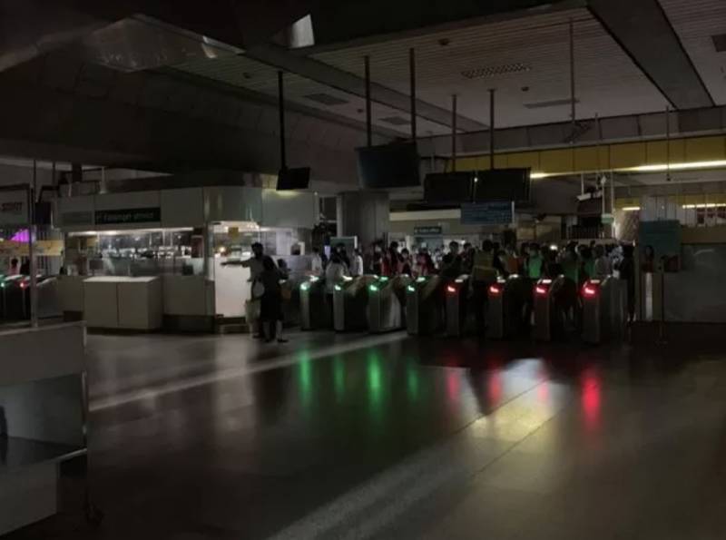 實拍!新加坡地鐵線大崩潰!人擠人,黑暗中被鎖車廂三小時