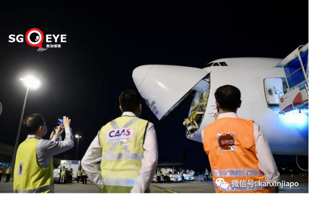 万众瞩目！新加坡买的首批疫苗昨晚抵达了！SQ7979好样滴~