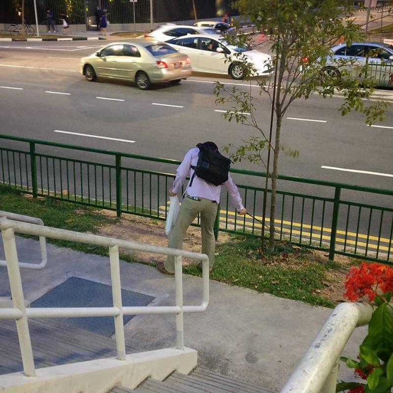 来旅游也沿路捡垃圾的男子　被封为“最启发新加坡人的日本人”