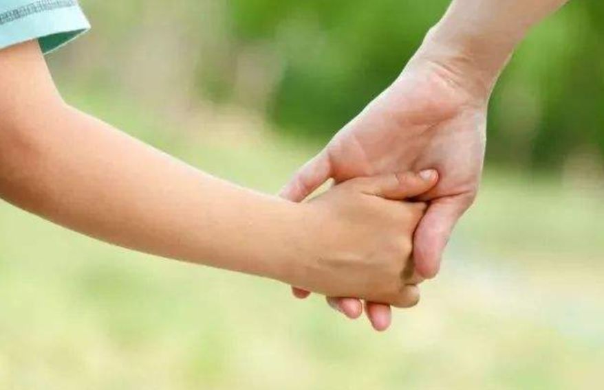 新加坡妈妈在中国机场大声警告孩子这里不安全！只因为……