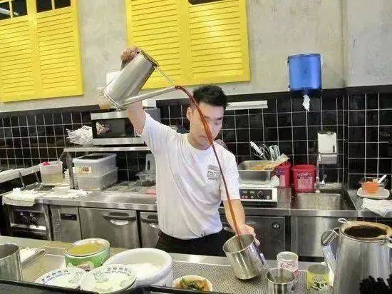 唤醒新加坡的，不是晨风朝阳，也不是闹钟，是浓浓的KOPI O