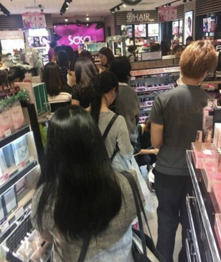 Sasa宣布即将关闭后，引起排队热潮 真的在打折了吗