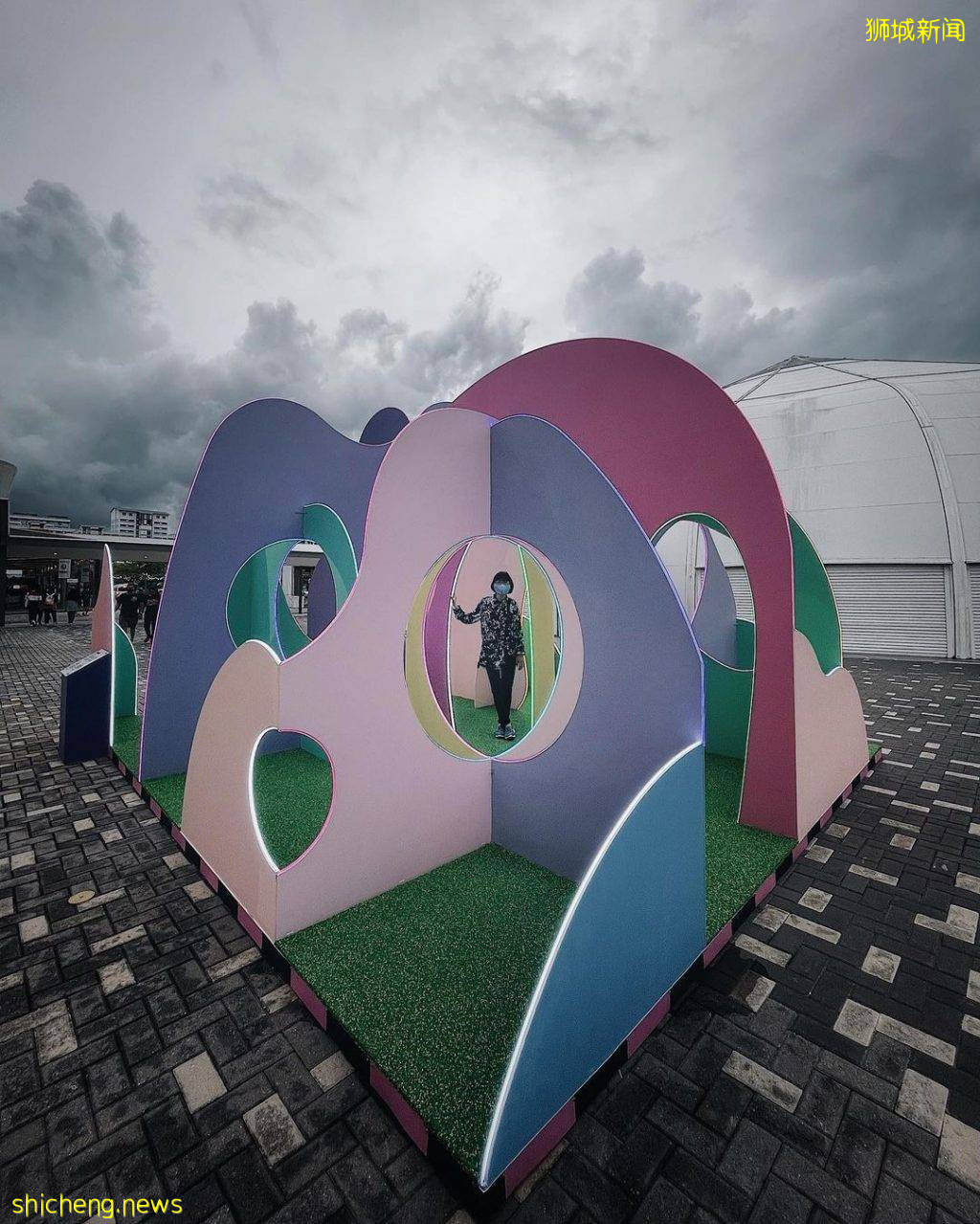 Downtown East最新藝術裝置“Wave Hello”🌊糖果色調、波浪形狀🍬展出六個月，免費打卡