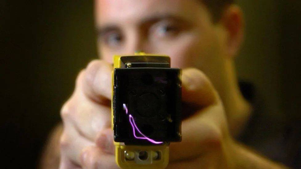 因爲這件小事,新加坡男子暴打老婆、威脅跳樓、搶警察手槍