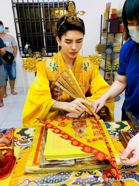 李佳琦来了?身穿金袍做乩童,烧金纸