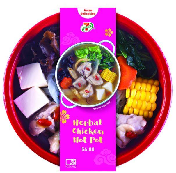 新加坡7 11推出一人火鍋,微波即可! (麻辣,番茄海鮮,藥材雞)